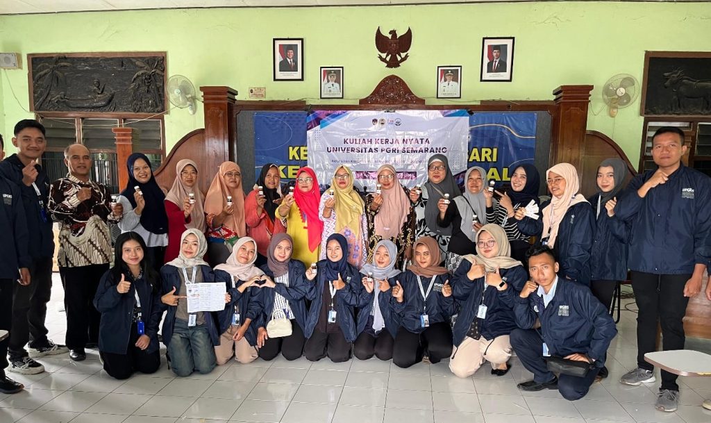 Mahasiswa KKN UPGRIS Kelompok 45 Kembangkan Inovasi Kewirausahaan Lewat Kecap Kulit Pisang di Karangsari