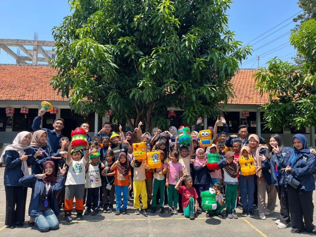 Mahasiswa KKN UPGRIS Kelompok 45 Ciptakan Tempat Sampah Kreatif dari Galon Bekas di SDN 1 Karangsari