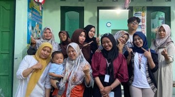 Mahasiswa KKN Universitas PGRI Semarang (UPGRIS) berfoto bersama kader Posyandu dan masyarakat. Mereka berkolaborasi dalam program pendampingan Posyandu yang bertujuan untuk meningkatkan kualitas layanan kesehatan bagi ibu, balita, dan lansia.