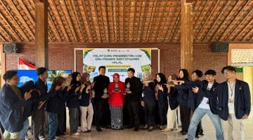 Mahasiswa KKN Universitas PGRI Semarang (UPGRIS) berfoto bersama pelaku UMKM di Desa Tuntang. Mereka berkolaborasi dalam pelatihan pembuatan Nomor Induk Berusaha (NIB) dan sertifikasi halal yang bertujuan untuk meningkatkan legalitas dan daya saing usaha lokal.