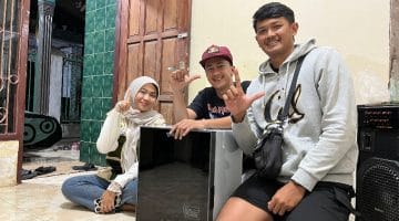 Mahasiswa KKN-T Undip memberikan edukasi sekaligus penyerahan alat sterilisasi kepada perwakilan UMKM.