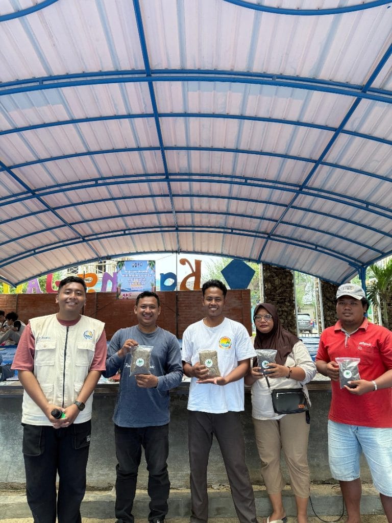 Mahasiswa KKN UNDIP dan UNISVET Gelar Sosialisasi Pemberdayaan Pengolahan Cocopeat Dari Limbah Kelapa Muda di Desa Punjulharjo, Rembang
