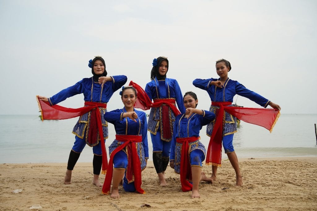 Mahasiswa KKN UNDIP dan UNISVET Lakukan Pembuatan Sinematografi Tari Andrawina sebagai Sarana Promosi Desa Wisata Punjulharjo, Rembang 