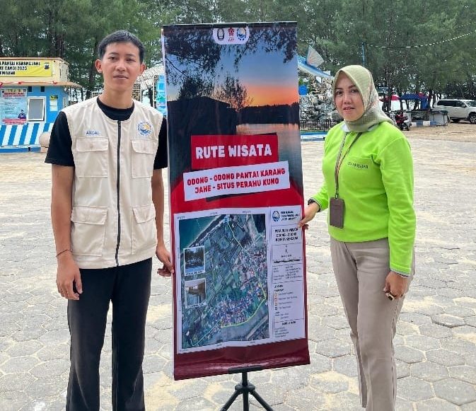 Mahasiswa KKN Tematik Undip dan Unisvet Gelar Program Jelajah Pantai Karang Jahe, Hadirkan Panduan Rute Wisata Odong-odong ke Situs Perahu Kuno Desa Punjulharjo, Rembang, Provinsi Jawa Tengah pada Rabu (20/8). Kegiatan ini bertujuan untuk merancang dan memetakan rute wisata menggunakan armada lokal odong - odong dari pantai karang jahe menuju situs perahu kuno.