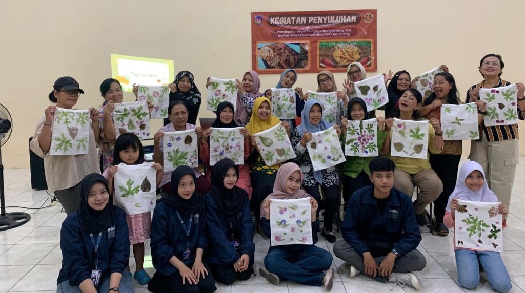 Mahasiswa KKN UPGRIS Kelompok 7 Kenalkan Seni Eco Print kepada Ibu-Ibu PKK Sidomulyo untuk Dukung Kreativitas dan Ramah Lingkungan