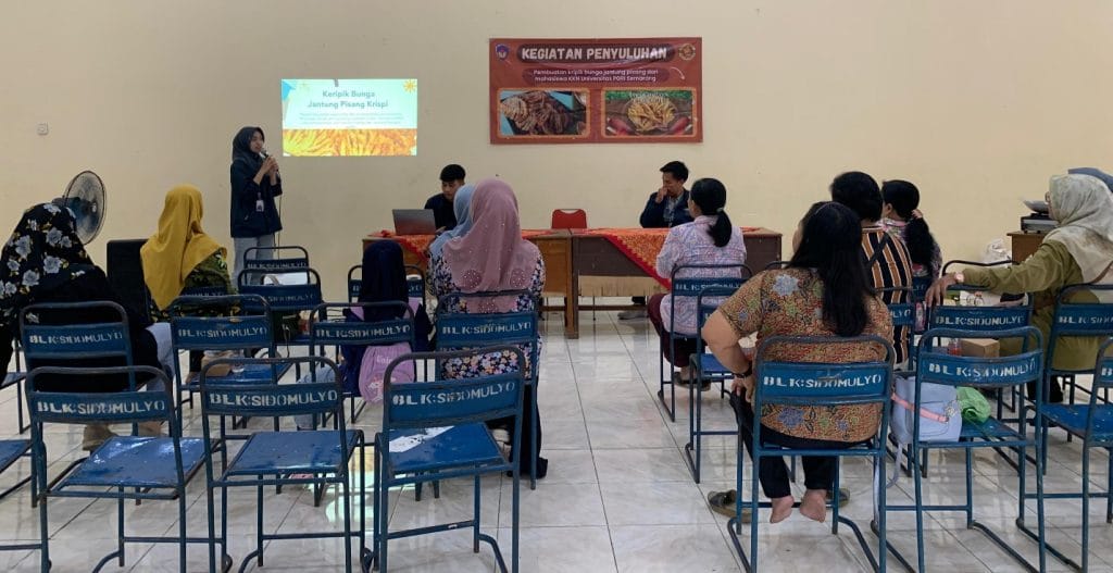 Mahasiswa KKN Kelompok 7 UPGRIS Ajak Ibu-Ibu PKK Sidomulyo Berkreasi dalam Penyuluhan Pembuatan Kripik Jantung Pisang