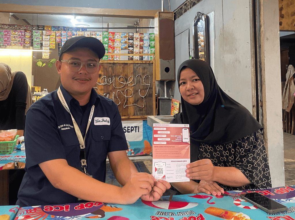 Mahasiswa KKN-T UNDIP Dampingi UMKM RW 06 Langensari dalam Penerapan QRIS dan Edukasi Retribusi melalui Program PMM Kemdiktisaintek 2025