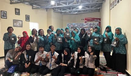 Mahasiswa KKN UPGRIS Ajak Warga Olah Limbah Minyak Jadi Lilin Aromaterapi