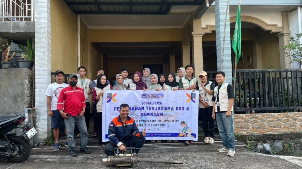 Gerak Cepat Mahasiswa KKN UPGRIS Hadirkan Program ‘Asap Sehat’ Fogging di Dusun Krajan, Lawan DBD Tuntas!