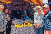 Mahasiswa KKN-T UPGRIS Kelurahan Randugunting berfoto bersama di salah satu stand UMKM pada acara Expo KKN “Bergas Berbudaya” di Ruang Terbuka Hijau (RTH) Bergas. Expo ini merupakan perayaan dan etalase hasil KKN yang berfokus pada penguatan ekonomi dan identitas budaya lokal.