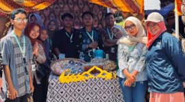 Mahasiswa KKN-T UPGRIS Kelurahan Randugunting berfoto bersama di salah satu stand UMKM pada acara Expo KKN “Bergas Berbudaya” di Ruang Terbuka Hijau (RTH) Bergas. Expo ini merupakan perayaan dan etalase hasil KKN yang berfokus pada penguatan ekonomi dan identitas budaya lokal.