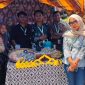 Mahasiswa KKN-T UPGRIS Kelurahan Randugunting berfoto bersama di salah satu stand UMKM pada acara Expo KKN “Bergas Berbudaya” di Ruang Terbuka Hijau (RTH) Bergas. Expo ini merupakan perayaan dan etalase hasil KKN yang berfokus pada penguatan ekonomi dan identitas budaya lokal.