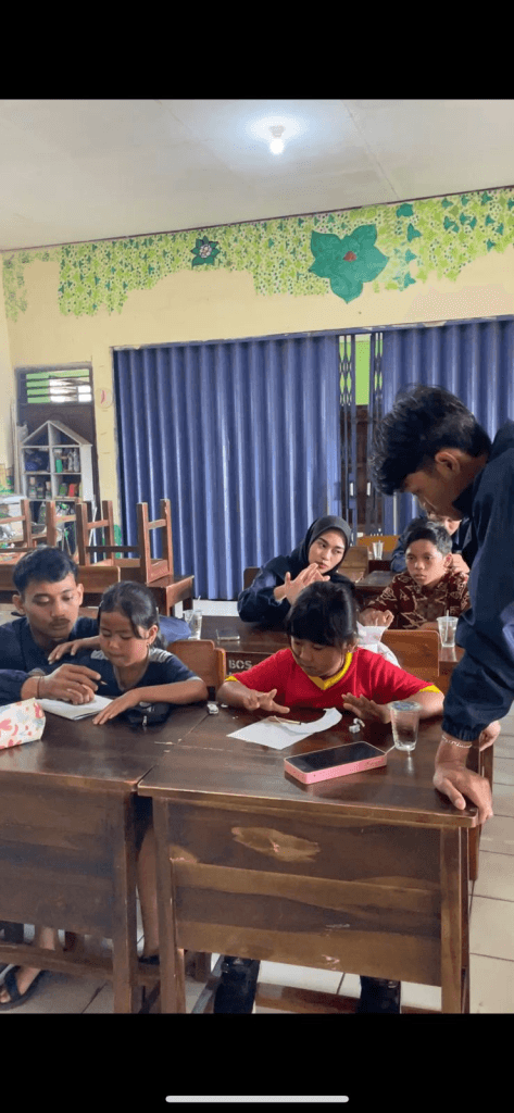 Mahasiswa Kelompok 21 KKN Tematik UPGRIS Gelar Kelas Membaca untuk Siswa SDN Kalisidi 01