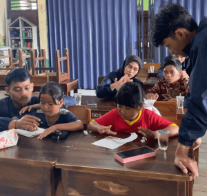 Mahasiswa Kelompok 21 KKN Tematik UPGRIS Gelar Kelas Membaca untuk Siswa SDN Kalisidi 01