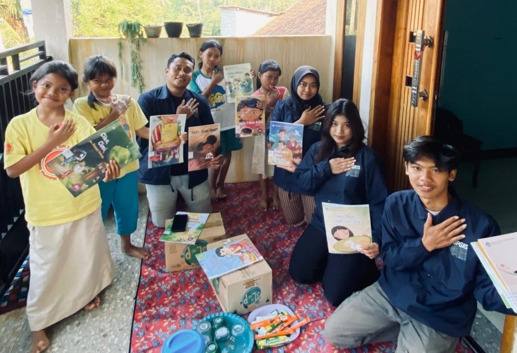 Mahasiswa KKN UPGRIS Hadirkan Rumah Belajar, Perpustakaan Keliling Tumbuhkan Minat Baca Anak Kalisidi
