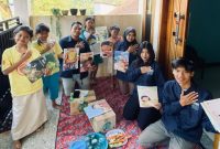 Mahasiswa KKN Tematik Universitas PGRI Semarang (UPGRIS) Kelompok 21 berfoto bersama anak-anak Desa Kalisidi di depan posko KKN yang dijuluki “Rumah Belajar”. Kegiatan ini merupakan program Perpustakaan Keliling yang bertujuan menumbuhkan minat baca dan literasi anak sejak usia dini.