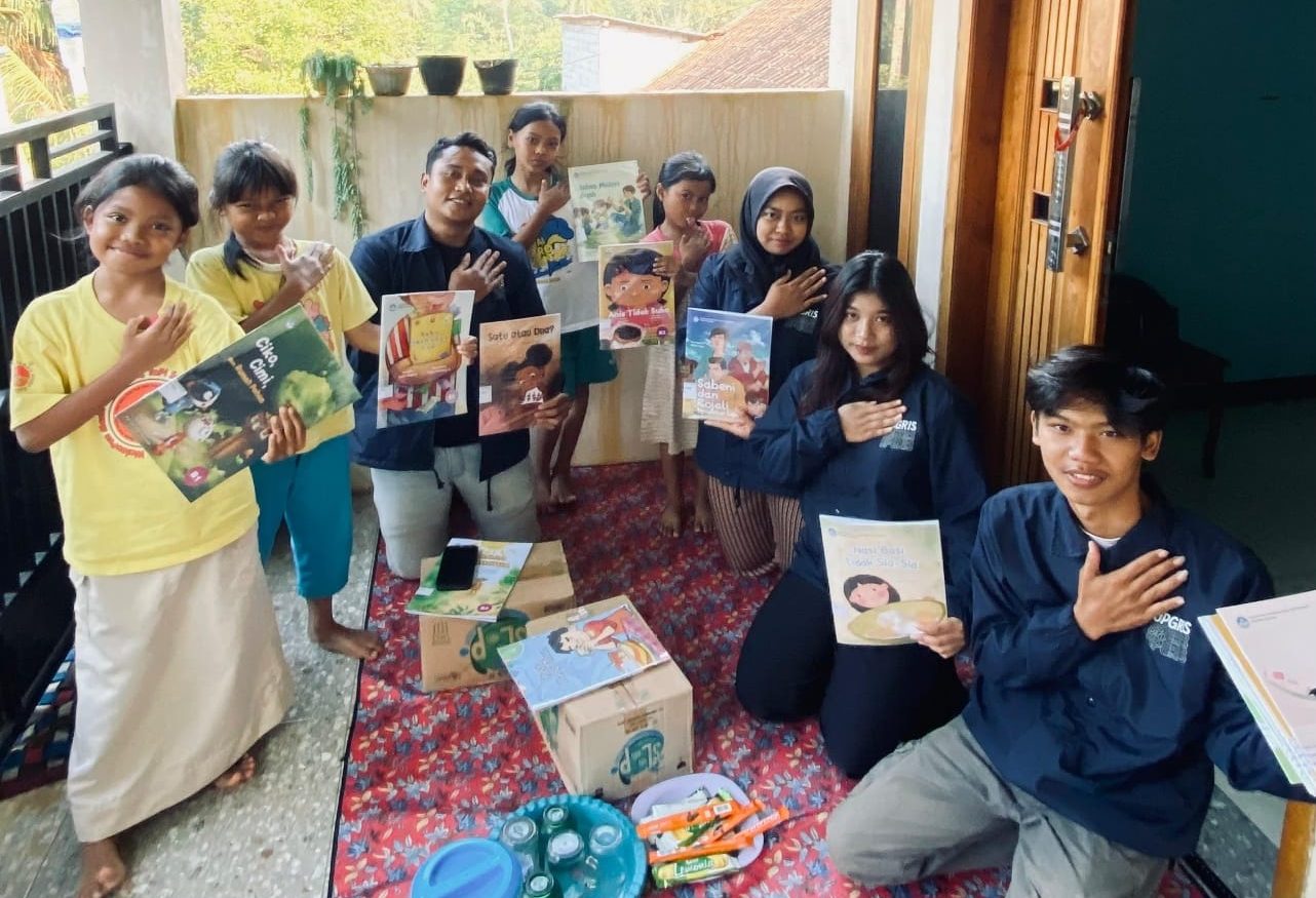Mahasiswa KKN UPGRIS Hadirkan Rumah Belajar, Perpustakaan Keliling Tumbuhkan Minat Baca Anak Kalisidi