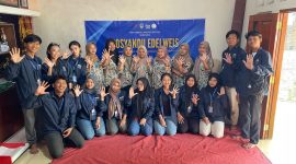 Mahasiswa KKN Tematik Universitas PGRI Semarang (UPGRIS) Kelompok 21 berfoto bersama kader Posyandu Edelweis dan ibu-ibu Desa Kalisidi. Mereka berkolaborasi dalam kegiatan posyandu yang melibatkan penimbangan balita dan pemberian makanan sehat untuk meningkatkan kualitas kesehatan masyarakat.