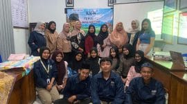 Mahasiswa KKN Universitas PGRI Semarang (UPGRIS) Kelompok 25 berfoto bersama di Desa Gebugan. Mereka sukses menyelenggarakan Penyuluhan Anemia dan Pemberian Tablet Tambah Darah (TTD) untuk meningkatkan kesadaran dan dukungan kesehatan remaja putri.