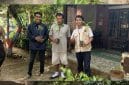 Mahasiswa Kuliah Kerja Nyata (KKN) Universitas PGRI Semarang (UPGRIS) Kelompok 37 secara simbolis menyerahkan bibit aneka tanaman (termasuk pohon buah, tanaman keras, dan tanaman hias) kepada perwakilan warga dan kepala dusun Desa Tlogo. Penyerahan bibit ini merupakan langkah kecil KKN UPGRIS untuk memulai gerakan penghijauan demi mewujudkan desa yang lebih hijau dan berkelanjutan.
