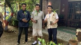 Mahasiswa Kuliah Kerja Nyata (KKN) Universitas PGRI Semarang (UPGRIS) Kelompok 37 secara simbolis menyerahkan bibit aneka tanaman (termasuk pohon buah, tanaman keras, dan tanaman hias) kepada perwakilan warga dan kepala dusun Desa Tlogo. Penyerahan bibit ini merupakan langkah kecil KKN UPGRIS untuk memulai gerakan penghijauan demi mewujudkan desa yang lebih hijau dan berkelanjutan.