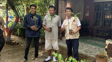 Mahasiswa Kuliah Kerja Nyata (KKN) Universitas PGRI Semarang (UPGRIS) Kelompok 37 secara simbolis menyerahkan bibit aneka tanaman (termasuk pohon buah, tanaman keras, dan tanaman hias) kepada perwakilan warga dan kepala dusun Desa Tlogo. Penyerahan bibit ini merupakan langkah kecil KKN UPGRIS untuk memulai gerakan penghijauan demi mewujudkan desa yang lebih hijau dan berkelanjutan.
