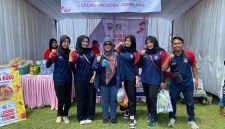 Mahasiswa Kuliah Kerja Nyata (KKN) Universitas PGRI Semarang (UPGRIS) Kelompok 37 berfoto bersama di Expo KKN Desa Kesongo, Tuntang. Expo ini dimeriahkan dengan jalan sehat, senam massal, dan penampilan kesenian tradisional, sekaligus menjadi ajang promosi produk UKM terbaik dari tiap desa.