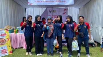 Mahasiswa Kuliah Kerja Nyata (KKN) Universitas PGRI Semarang (UPGRIS) Kelompok 37 berfoto bersama di Expo KKN Desa Kesongo, Tuntang. Expo ini dimeriahkan dengan jalan sehat, senam massal, dan penampilan kesenian tradisional, sekaligus menjadi ajang promosi produk UKM terbaik dari tiap desa.