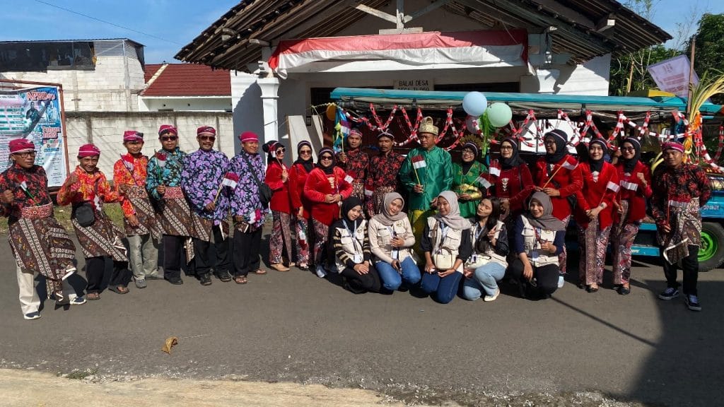 Mahasiswa Kelompok 37 KKN UPGRIS Memeriahkan Karnaval di Desa Sraten