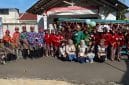 Mahasiswa Kuliah Kerja Nyata (KKN) Universitas PGRI Semarang (UPGRIS) Kelompok 37 berfoto bersama warga Desa Sraten, Tuntang, saat mengikuti Karnaval Kirab Budaya yang meriah. Kegiatan ini menjadi wujud nyata pelestarian seni tradisional sekaligus mempererat kebersamaan antara mahasiswa dan masyarakat.







