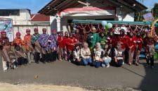 Mahasiswa Kuliah Kerja Nyata (KKN) Universitas PGRI Semarang (UPGRIS) Kelompok 37 berfoto bersama warga Desa Sraten, Tuntang, saat mengikuti Karnaval Kirab Budaya yang meriah. Kegiatan ini menjadi wujud nyata pelestarian seni tradisional sekaligus mempererat kebersamaan antara mahasiswa dan masyarakat.







