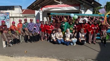 Mahasiswa Kuliah Kerja Nyata (KKN) Universitas PGRI Semarang (UPGRIS) Kelompok 37 berfoto bersama warga Desa Sraten, Tuntang, saat mengikuti Karnaval Kirab Budaya yang meriah. Kegiatan ini menjadi wujud nyata pelestarian seni tradisional sekaligus mempererat kebersamaan antara mahasiswa dan masyarakat.







