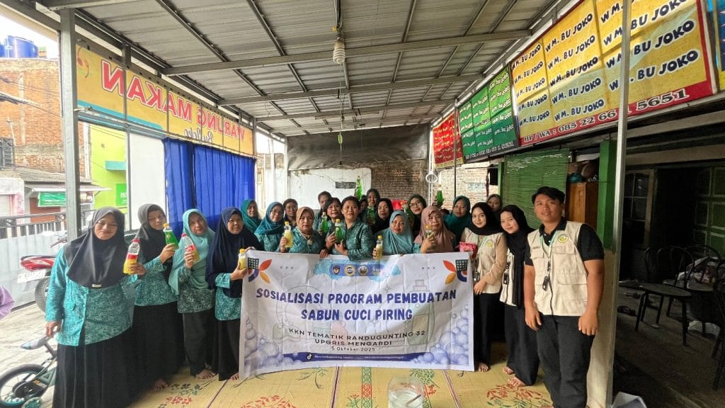 Mahasiswa KKN Tematik UPGRIS Kelompok 32 Desa Randugunting Gelar Pelatihan Pembuatan Sabun Cuci Piring Ramah Lingkungan 