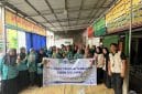 Mahasiswa KKN Tematik UPGRIS Kelompok 32 berfoto bersama ibu-ibu PKK Dusun Kutan seusai mempraktikkan proses pembuatan sabun cuci piring menggunakan bahan alami. Pelatihan ini diharapkan dapat menumbuhkan semangat kewirausahaan dan mendukung gaya hidup yang lebih ramah lingkungan.







