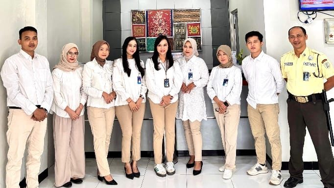 Mahasiswa Program Studi Manajemen UPGRIS, Novia Putri Nabila, berfoto bersama di Bank Rakyat Indonesia (BRI) Unit Kartini Semarang setelah menyelesaikan Program Magang Non Kependidikan. Magang ini membekali Novia dengan pengalaman langsung dalam registrasi dokumen BRIMEN/AR/FR dan kegiatan operasional lapangan, sekaligus menanamkan nilai profesionalisme dan kedisiplinan kerja.
