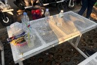 Meja kantin di FISIP Undip terlihat kotor dan penuh dengan sisa makanan, bungkus plastik, tisu, dan gelas sekali pakai setelah ditinggalkan pengunjung. Kondisi ini mencerminkan kurangnya kesadaran mahasiswa untuk membersihkan meja setelah makan, menciptakan siklus ketidakpedulian yang mengganggu kenyamanan bersama.

