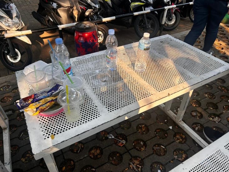 Meja kantin di FISIP Undip terlihat kotor dan penuh dengan sisa makanan, bungkus plastik, tisu, dan gelas sekali pakai setelah ditinggalkan pengunjung. Kondisi ini mencerminkan kurangnya kesadaran mahasiswa untuk membersihkan meja setelah makan, menciptakan siklus ketidakpedulian yang mengganggu kenyamanan bersama.

