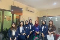 Mahasiswa Universitas PGRI Semarang (UPGRIS), Nafidatun Aliyah, berfoto bersama di Dinas Kepemudaan, Olahraga, dan Pariwisata (DISPORAPAR) Jawa Tengah. 