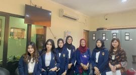 Mahasiswa Universitas PGRI Semarang (UPGRIS), Nafidatun Aliyah, berfoto bersama di Dinas Kepemudaan, Olahraga, dan Pariwisata (DISPORAPAR) Jawa Tengah. 