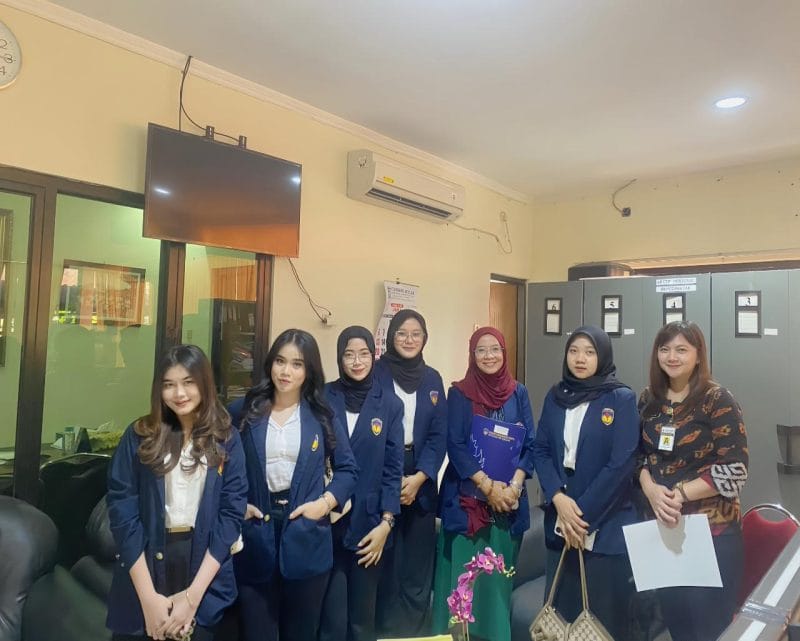 Mahasiswa Universitas PGRI Semarang (UPGRIS), Nafidatun Aliyah, berfoto bersama di Dinas Kepemudaan, Olahraga, dan Pariwisata (DISPORAPAR) Jawa Tengah. 