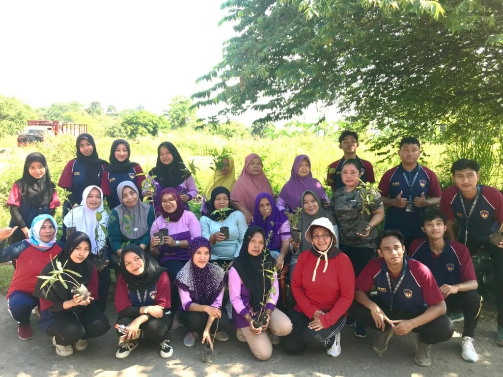 Mahasiswa KKN-T UPGRIS Kelompok 15 Gelar Senam Pagi Bersama Masyarakat Candirejo