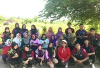Mahasiswa KKN Tematik UPGRIS berfoto bersama warga Candirejo berfoto bersama setelah melaksanakan kegiatan Senam Pagi Bersama yang penuh semangat di depan rumah Pak RT/Ibu RT 04. Acara ini bertujuan meningkatkan kebugaran dan mempererat silaturahmi, dilanjutkan dengan pembagian bibit tumbuhan sebagai wujud kepedulian lingkungan.