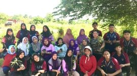 Mahasiswa KKN Tematik UPGRIS berfoto bersama warga Candirejo berfoto bersama setelah melaksanakan kegiatan Senam Pagi Bersama yang penuh semangat di depan rumah Pak RT/Ibu RT 04. Acara ini bertujuan meningkatkan kebugaran dan mempererat silaturahmi, dilanjutkan dengan pembagian bibit tumbuhan sebagai wujud kepedulian lingkungan.