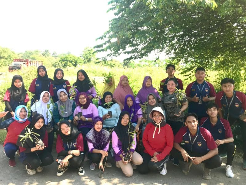 Mahasiswa KKN Tematik UPGRIS berfoto bersama warga Candirejo berfoto bersama setelah melaksanakan kegiatan Senam Pagi Bersama yang penuh semangat di depan rumah Pak RT/Ibu RT 04. Acara ini bertujuan meningkatkan kebugaran dan mempererat silaturahmi, dilanjutkan dengan pembagian bibit tumbuhan sebagai wujud kepedulian lingkungan.
