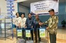Mahasiswa KKN UPGRIS Kelompok 37 sedang menyerahkan tempat sampah pilah dengan label “Kurangi Plastik, Selamatkan Bumi” kepada perwakilan Pemerintah Desa Tlogo. Penyerahan ini merupakan tindak lanjut dari sosialisasi bank sampah botol plastik dan pembuatan ecobrick, yang menjadi simbol komitmen mahasiswa dalam mendukung pengelolaan sampah berkelanjutan di desa.
