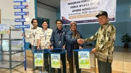 Mahasiswa KKN UPGRIS Kelompok 37 sedang menyerahkan tempat sampah pilah dengan label “Kurangi Plastik, Selamatkan Bumi” kepada perwakilan Pemerintah Desa Tlogo. Penyerahan ini merupakan tindak lanjut dari sosialisasi bank sampah botol plastik dan pembuatan ecobrick, yang menjadi simbol komitmen mahasiswa dalam mendukung pengelolaan sampah berkelanjutan di desa.