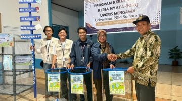 Mahasiswa KKN UPGRIS Kelompok 37 sedang menyerahkan tempat sampah pilah dengan label “Kurangi Plastik, Selamatkan Bumi” kepada perwakilan Pemerintah Desa Tlogo. Penyerahan ini merupakan tindak lanjut dari sosialisasi bank sampah botol plastik dan pembuatan ecobrick, yang menjadi simbol komitmen mahasiswa dalam mendukung pengelolaan sampah berkelanjutan di desa.