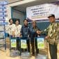 Mahasiswa KKN UPGRIS Kelompok 37 sedang menyerahkan tempat sampah pilah dengan label “Kurangi Plastik, Selamatkan Bumi” kepada perwakilan Pemerintah Desa Tlogo. Penyerahan ini merupakan tindak lanjut dari sosialisasi bank sampah botol plastik dan pembuatan ecobrick, yang menjadi simbol komitmen mahasiswa dalam mendukung pengelolaan sampah berkelanjutan di desa.