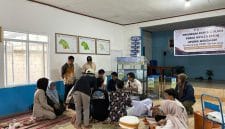 Peserta terlihat antusias dan aktif berpartisipasi dalam praktik langsung pembuatan Lilin Aromaterapi dari limbah minyak jelantah di Balai Desa Tlogo. Kegiatan ini memberikan solusi kreatif untuk pengelolaan limbah rumah tangga dan membuka peluang usaha baru berbasis daur ulang dan ekonomi hijau.