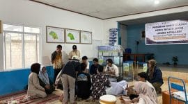 Peserta terlihat antusias dan aktif berpartisipasi dalam praktik langsung pembuatan Lilin Aromaterapi dari limbah minyak jelantah di Balai Desa Tlogo. Kegiatan ini memberikan solusi kreatif untuk pengelolaan limbah rumah tangga dan membuka peluang usaha baru berbasis daur ulang dan ekonomi hijau.
